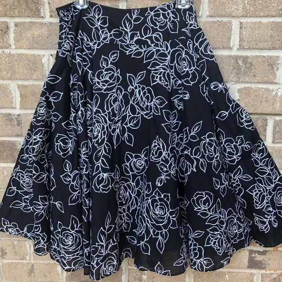 Jones New York Black White Floral A line skirt Size 14 Flowy - Picture 6 of 9